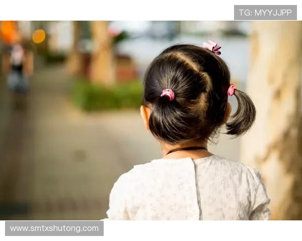 “小丫头子”：时光雕刻下的柔软与坚韧